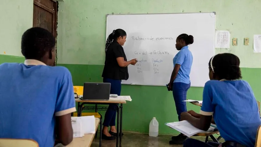ADP reduce horario de clases en centros de Santo Domingo