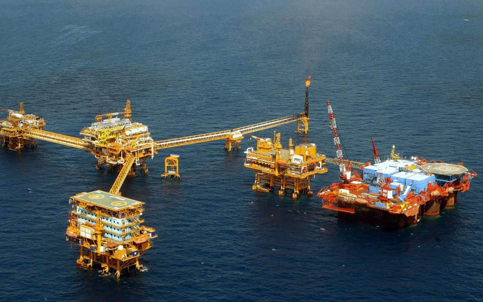 Petróleo cae con fuerza tras aumento de cargamentos saudíes a través de Omán