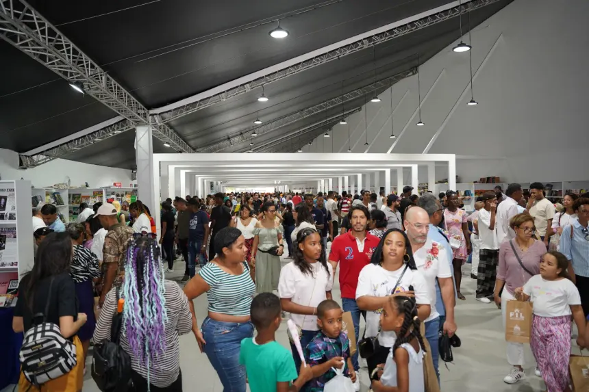 La Feria del Libro abre sus puertas al público en la Plaza de la Cultura
