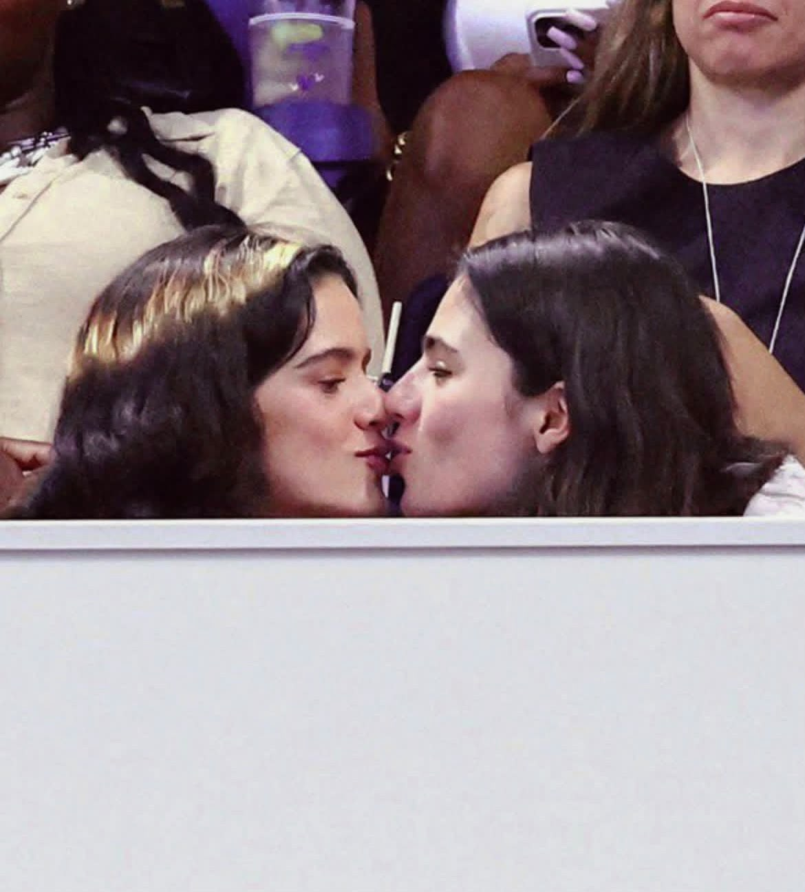 Rosalía y Loli Bahia protagonizan romántico momento durante el US Open