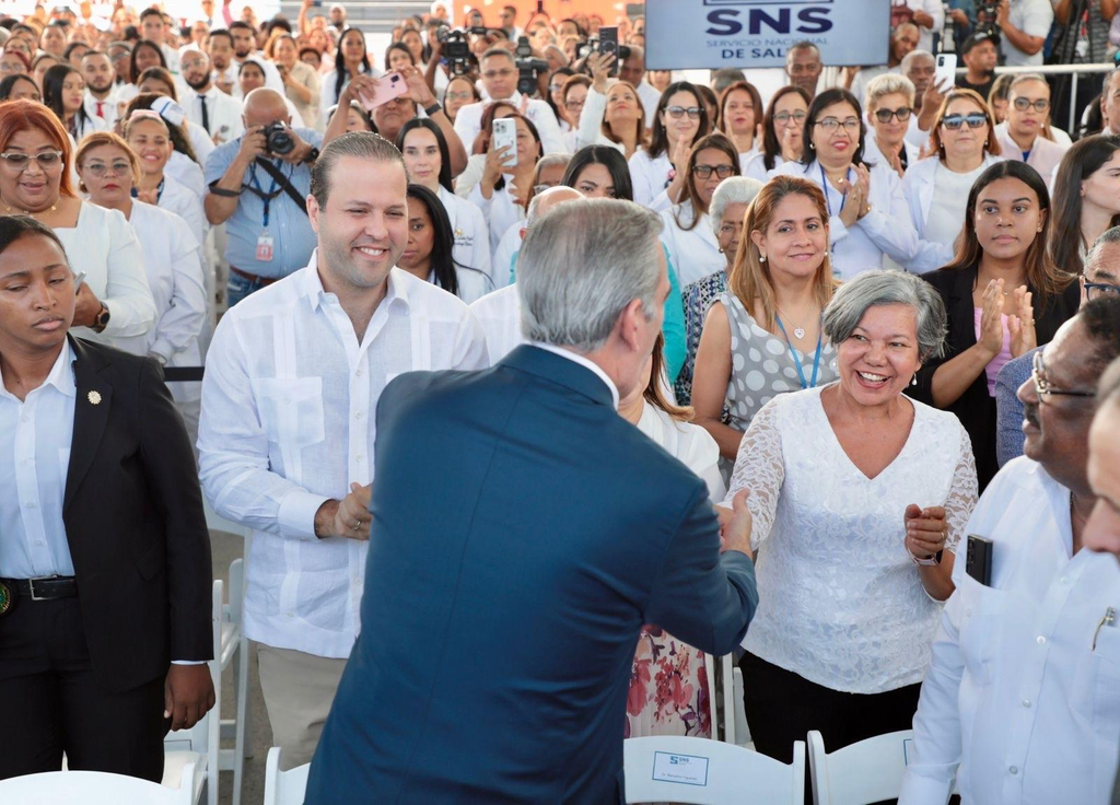 SNS destaca la designación de más de 20,000 médicos en la red pública entre 2020 y 2026