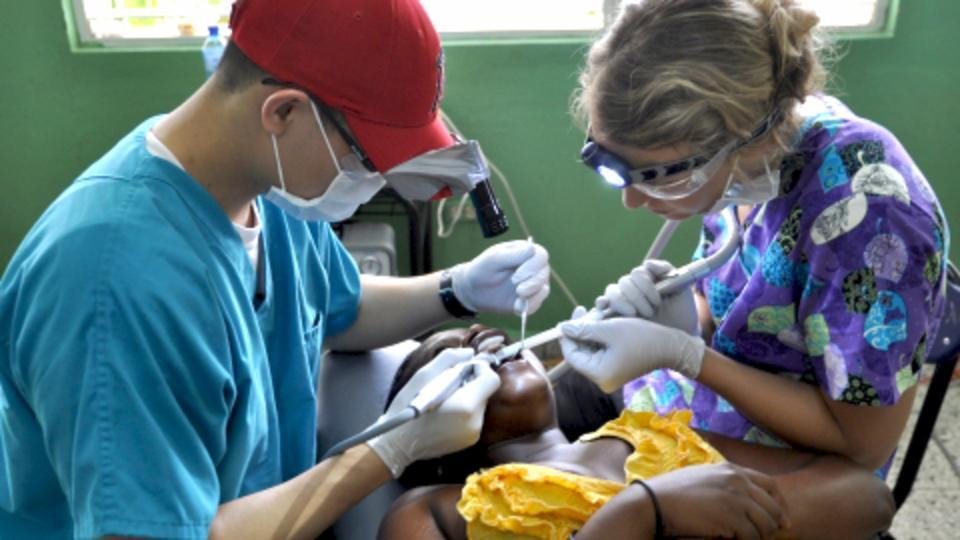 Fundación Monseñor Felipe Bello lleva servicios médicos gratuitos a familias de Jarabacoa