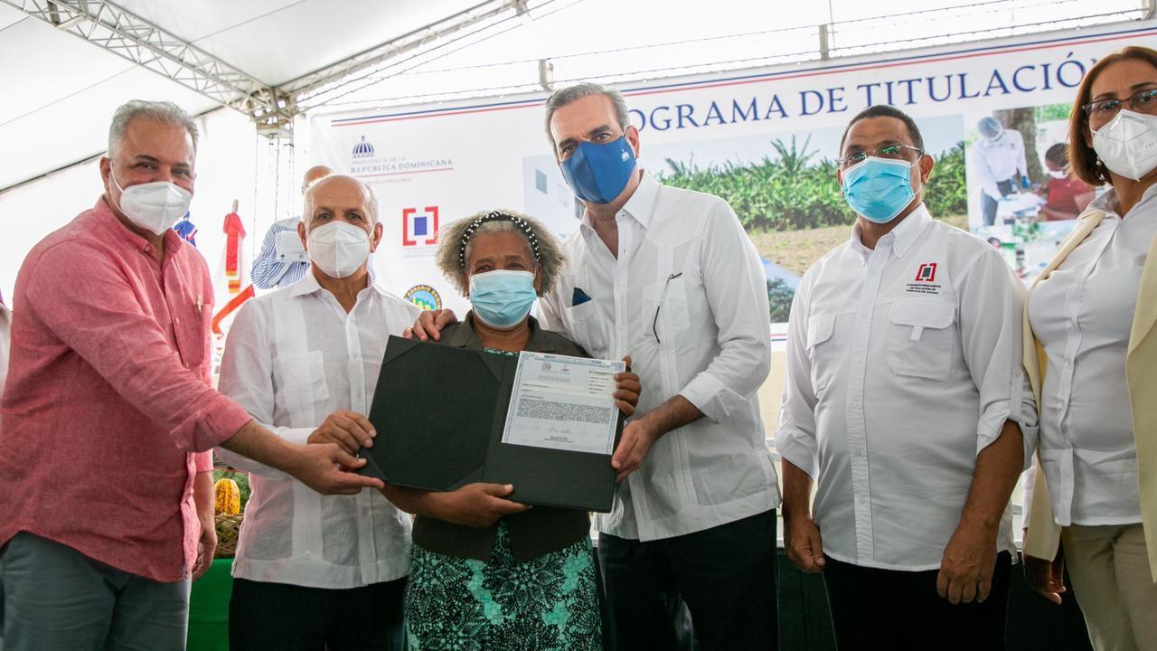 Abinader entrega 2,200 títulos de propiedad en Villa Altagracia en beneficio de 10,000 personas