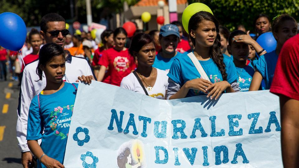 Evangélicos marchan en Santo Domingo Oeste para llamar a los jóvenes a alejarse de la delincuencia