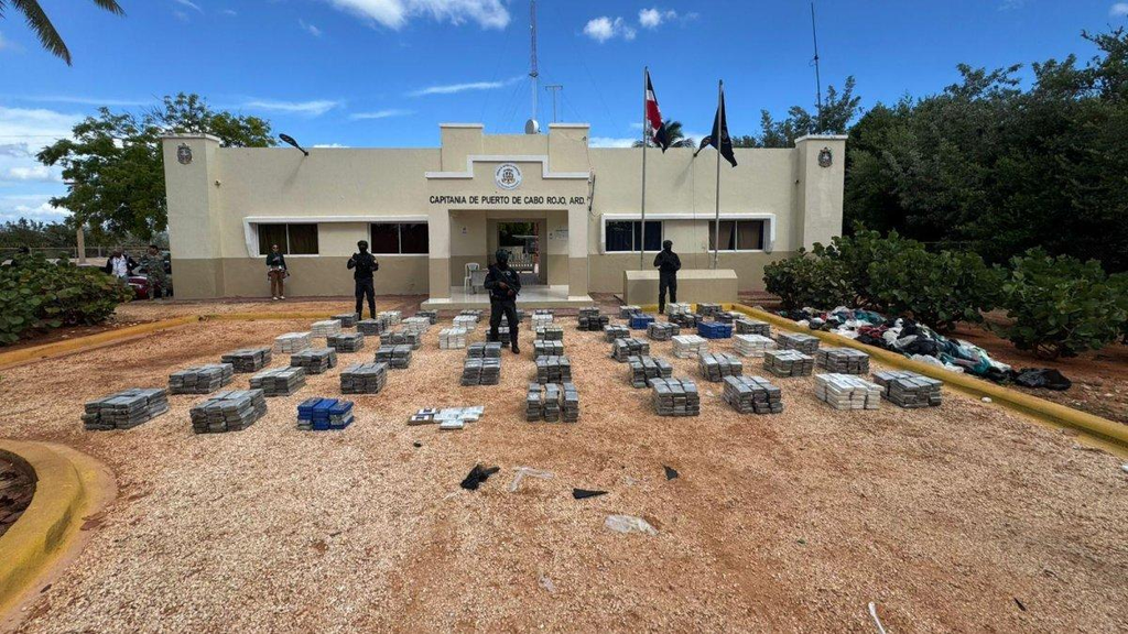 Autoridades dominicanas incautan 1,068 paquetes de presunta cocaína en operación marítima frente a Pedernales