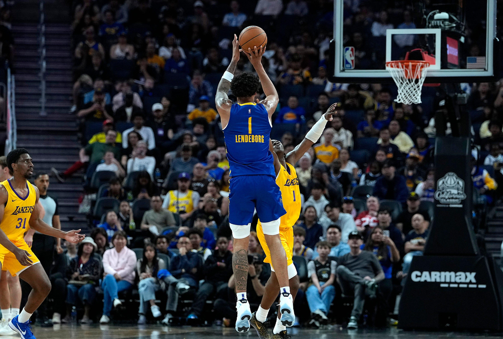 Yaxel Lendeborg debuta con 12 puntos en la NBA y protagoniza un cruce con Luka Doncic