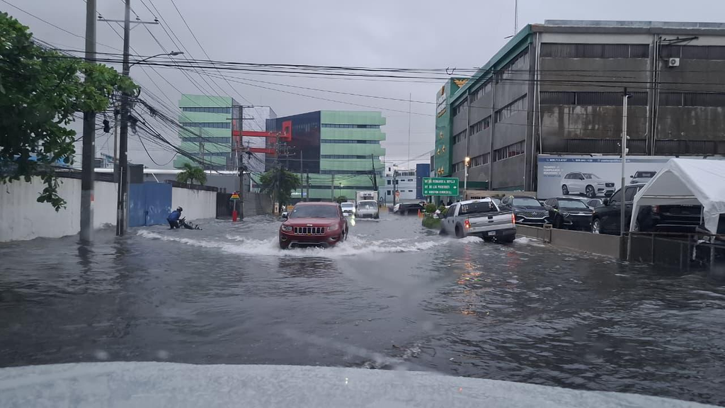 Vaguada mantiene bajo alerta a 19 provincias por fuertes lluvias, tormentas eléctricas y riesgo de inundaciones en República Dominicana