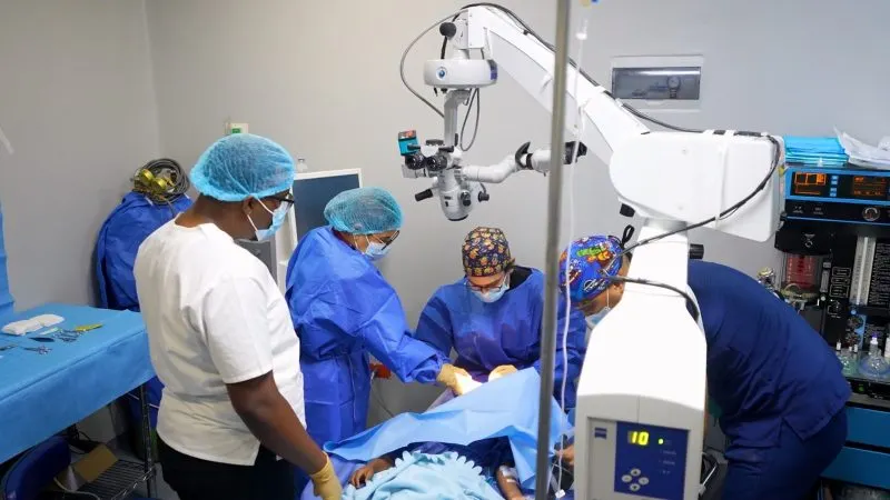 Nueve estudiantes reciben cirugías visuales cubiertas por el Inabie