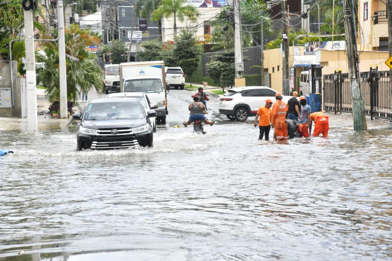 lluvias intensas y riesgo de inundaciones mantienen en alerta a varias provincias dominicanas