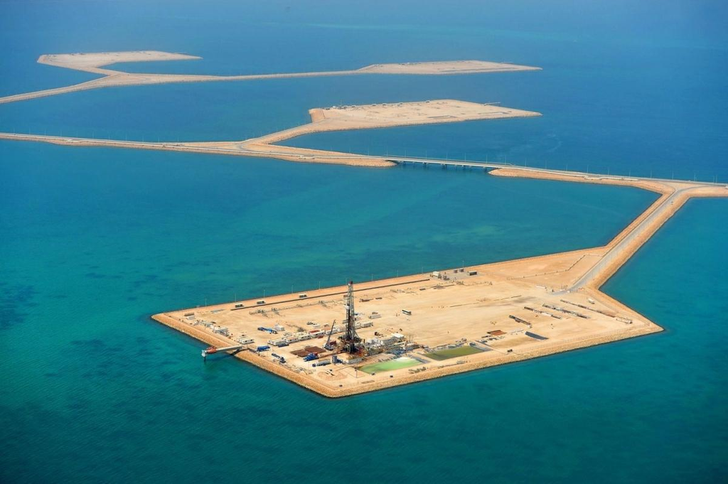 Ataques de los hutíes contra instalaciones petroleras y un aeropuerto elevan la tensión en Oriente Medio
