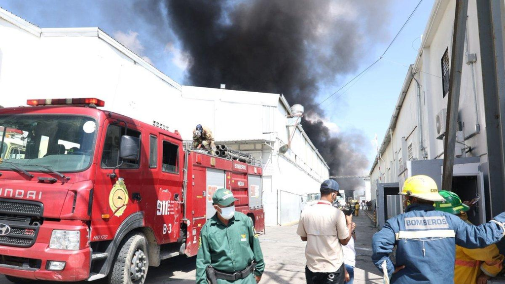 Incendio de más de cinco horas afecta una fábrica de aceite en Cambita Garabitos