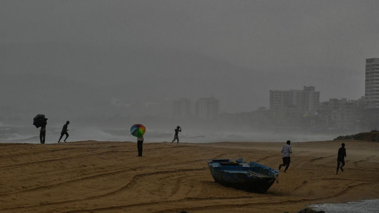 India se prepara para el impacto del ciclón Arnab, con vientos que podrían alcanzar los 140 kilómetros por hora