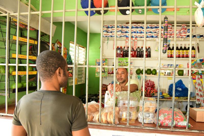Comerciantes del Gran Santo Domingo recurren a rejas y cámaras para proteger sus negocios ante la delincuencia