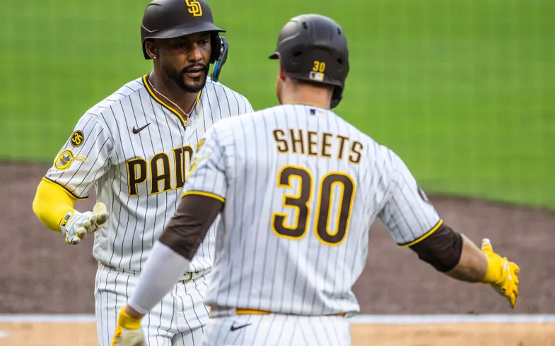Miguel Andújar provoca jugada decisiva y los Padres siguen con vida en los playoffs