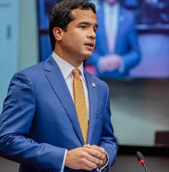 Ingresan al senador Omar Fernández a un centro de salud por un cuadro de agotamiento severo y deshidratación