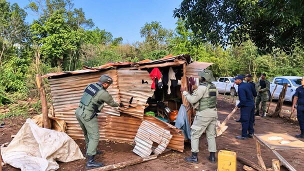 Autoridades ambientales detienen a 23 ciudadanos haitianos durante operativo en Sierra de Bahoruco