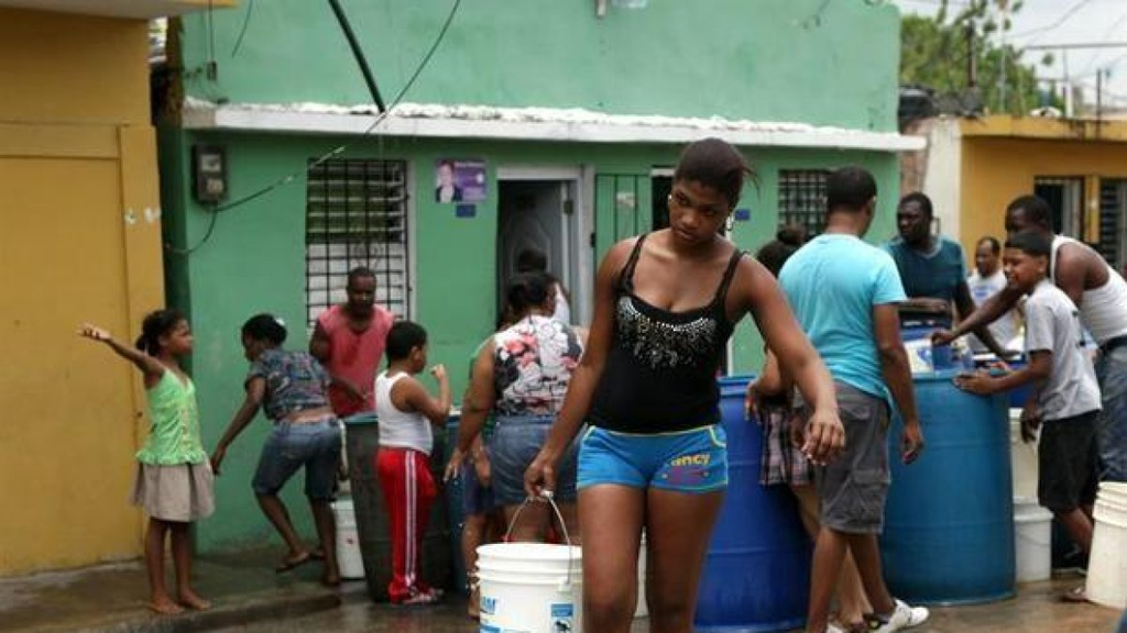 Escasez de agua obliga a familias de Villa Mella a comprar camiones cisterna